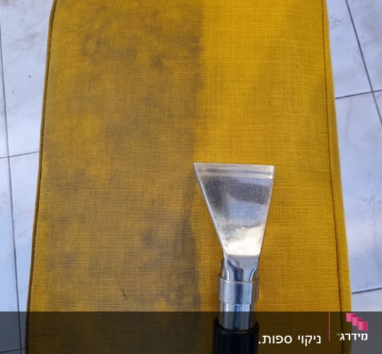 חצי כרית ספה מלוכלכת וחצי נקייה עם שואב אבק